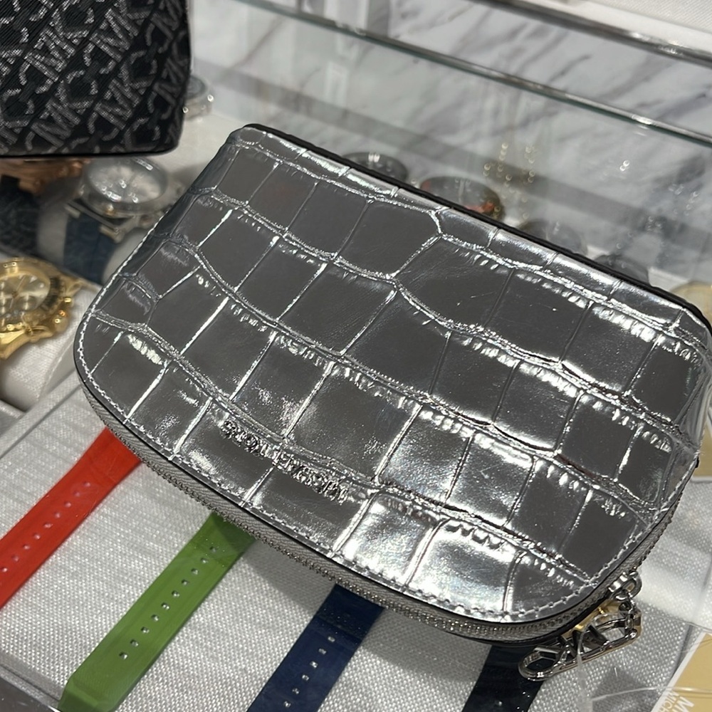 Michael Kors Empire Sm Metallic Crocodile Embossed Leather Travel Pouch
Silver - Picture 6 of 16
